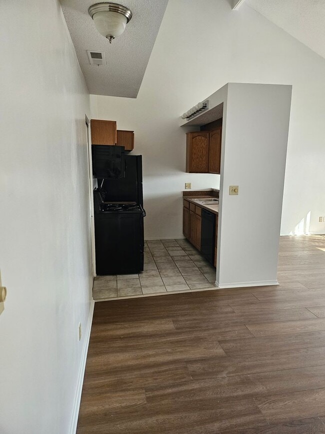 Building Photo - 2 Bed 1 bath loft