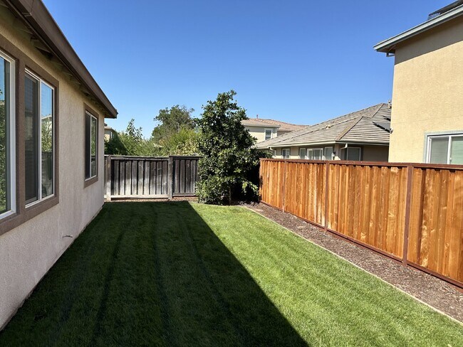 Building Photo - Gorgeous 4 Bedroom, 2.5 Bath Single Story in Summer Lakes Community