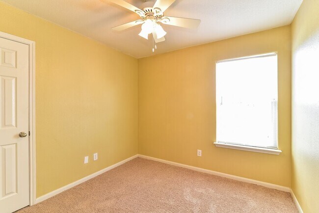 Building Photo - 4002 Hollow Cove Ln