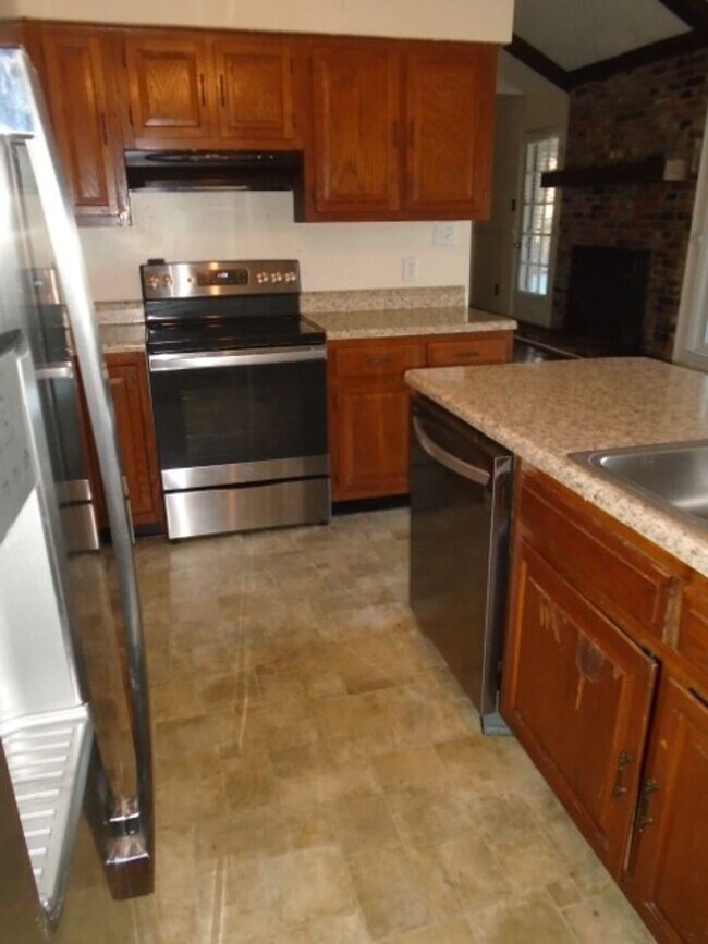 Building Photo - 3 Bedroom 2 Full Bathroom, Brick, Tri-Level Home in Mill Creek Farms Available Now!