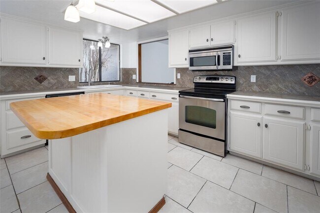 Building Photo - 2400 Northwood Ln