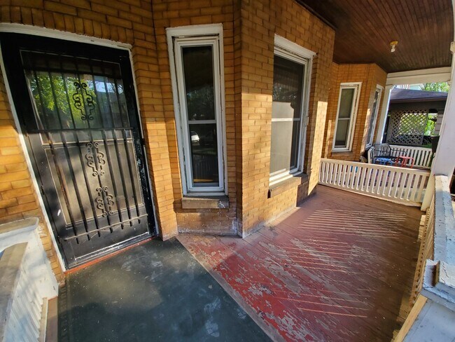 Building Photo - AVAILABLE NOW - Spread out in 3 level living!