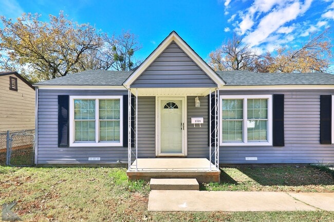 Building Photo - 3 BEDROOM,  Kitchen appliances, NEW INTERIOR PAINT! 6 MONTH LEASE AVAILABLE!