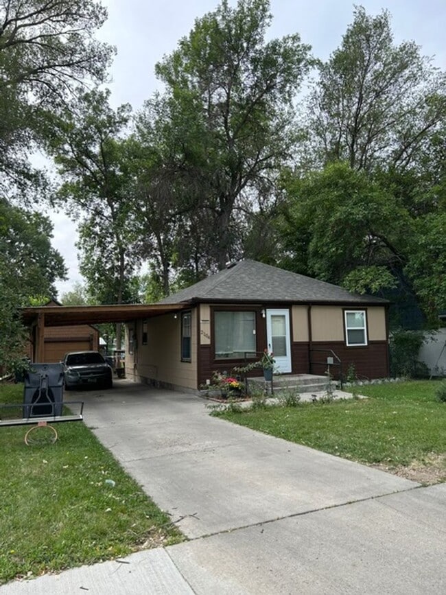 Building Photo - 2 bedrooms, 1 bath on large lot with garage