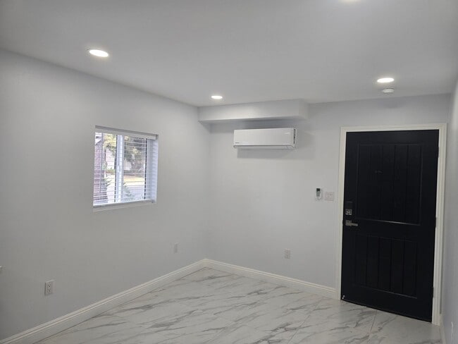 Building Photo - Cozy Unit in Westminster for Lease