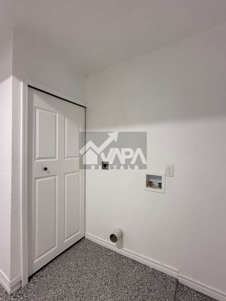 Building Photo - 315 Jamaica Dr