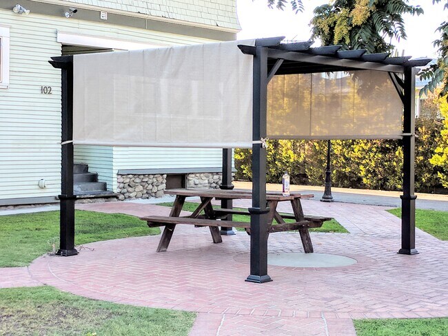 Seating outside private enterance - 652 N Marengo Ave