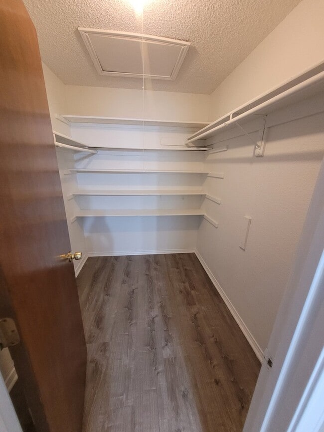 Building Photo - Spacious 3 bed 2 bath townhome!