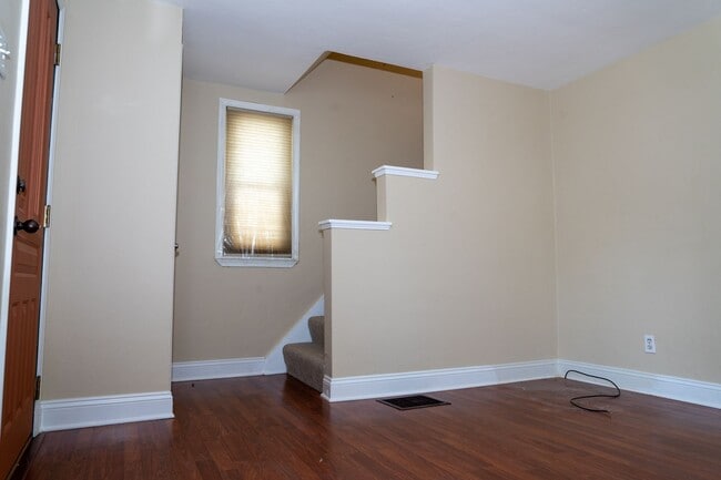 Building Photo - AVAILABLE JULY 1ST!! DON'T MISS this FANTASTIC home in a PRIME LOCATION!