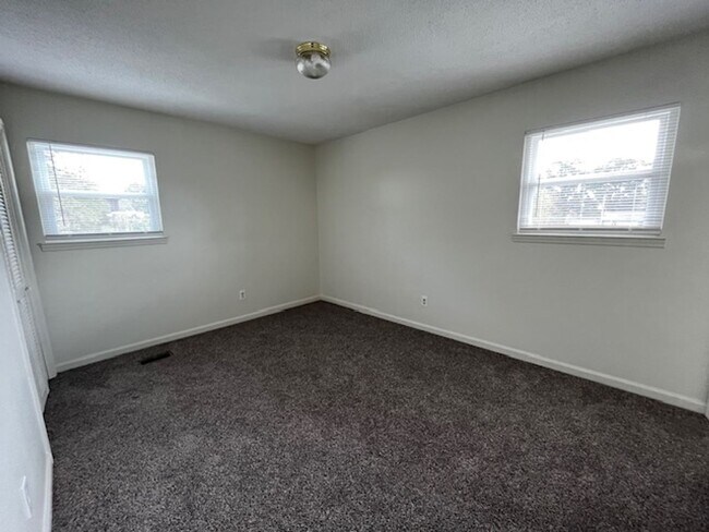 Building Photo - 4 Bedroom 2.5 Bath House with Garage and B...