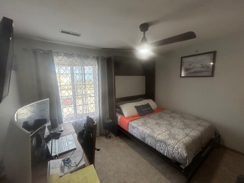 Building Photo - 530 Windstone Dr