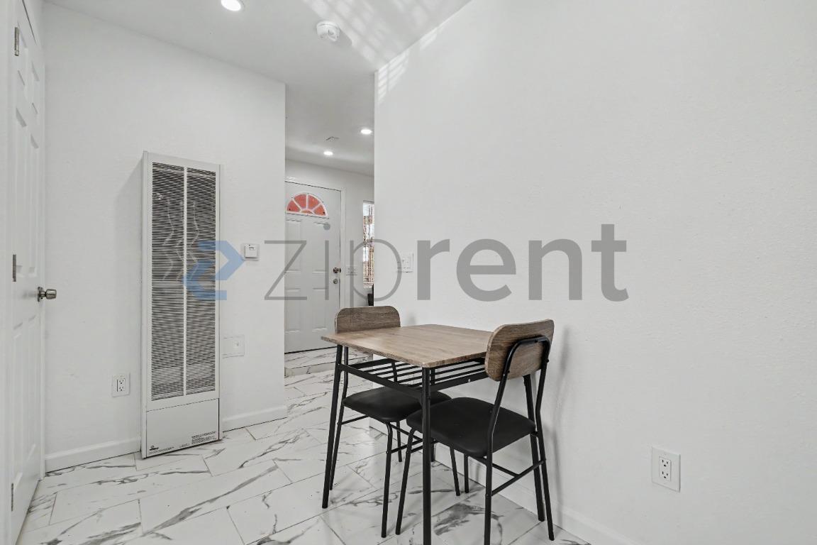 Building Photo - 1208 Field Ave