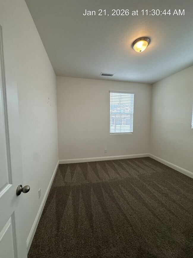 Building Photo - 4 Bedroom home located in Northside Visalia! Available Now!!