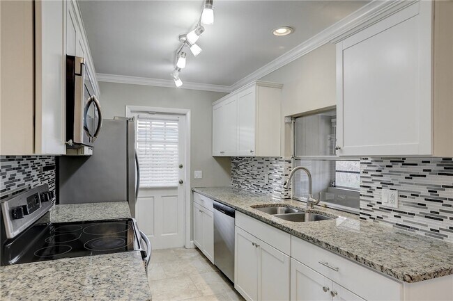 Building Photo - 866 Gilbert St