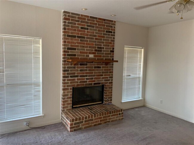 Building Photo - 2624 SW Hulen St