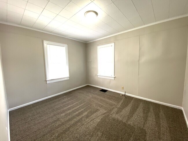 Building Photo - Kenwick Bungalow            20260620