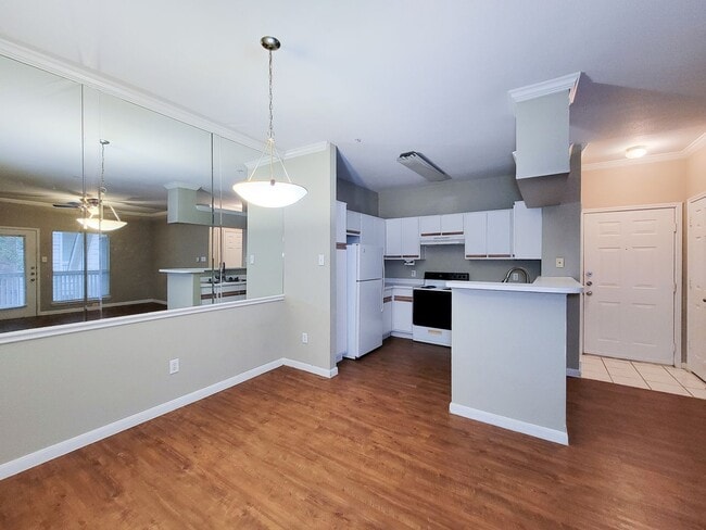 Building Photo - Beautifully Updated 2-Bedroom, 1-Bath Condo!