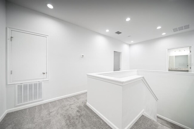 Building Photo - 900 Lakefront Village Dr