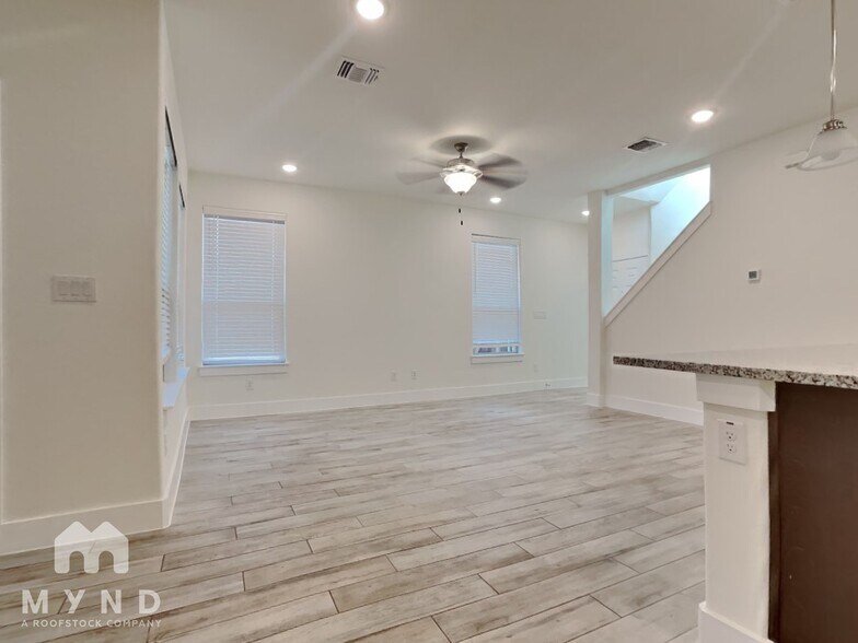 Building Photo - 407 Parkline Dr