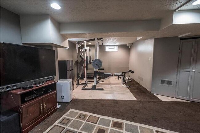 Building Photo - Fantastic 3bd/2ba home! Let yourself in!