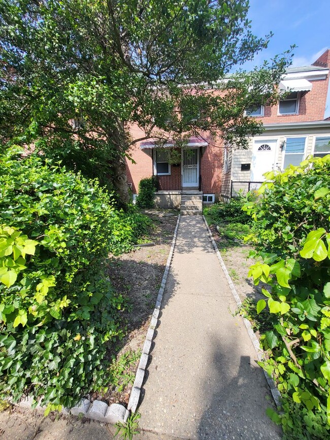 Building Photo - 3 Bed w/ Finished Basement