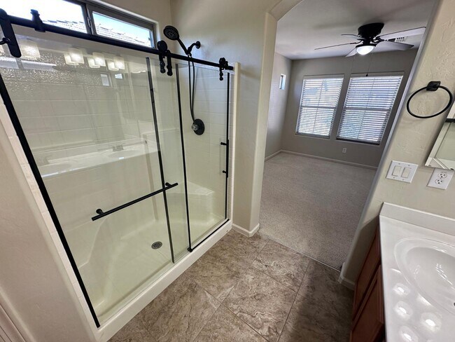 Building Photo - 1912 E Loma Vista St