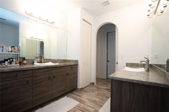 Building Photo - 11826 SW 13th Ct