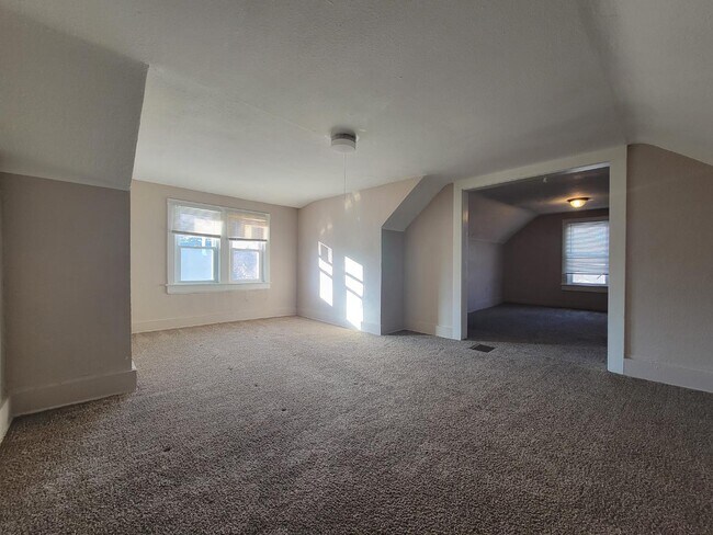 Building Photo - 299 Lloyd St