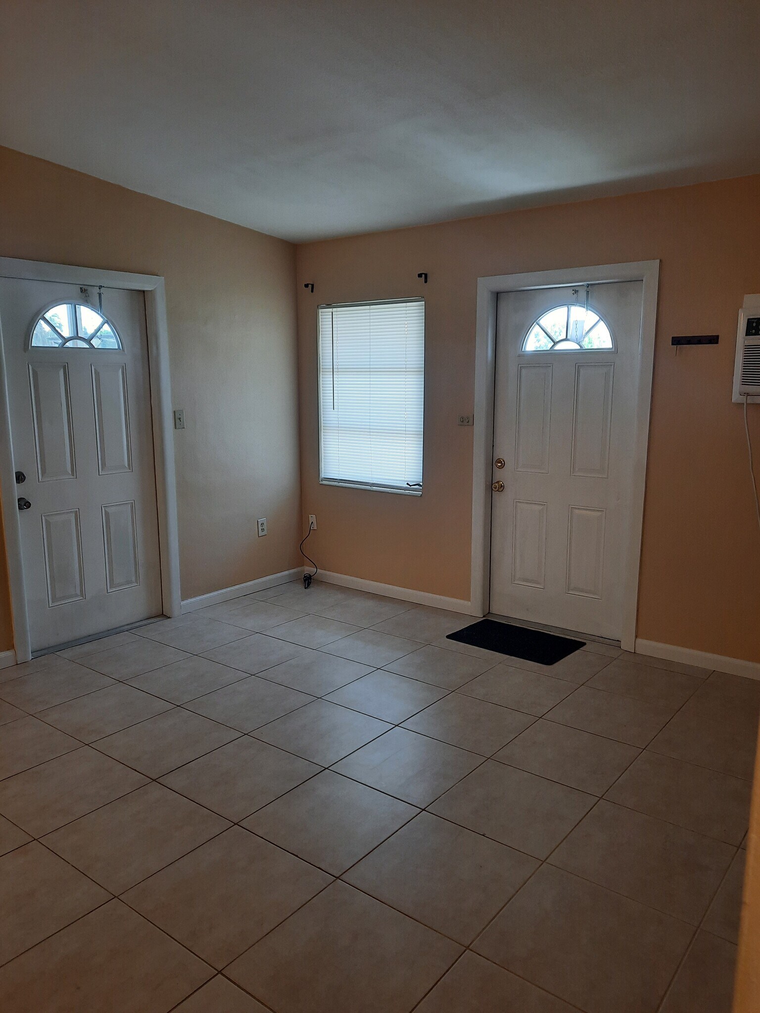 Living room - 3108 Crestwood Dr