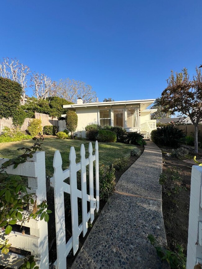 Building Photo - Laguna Beach Cottage Home 2 Bed 1 Bath