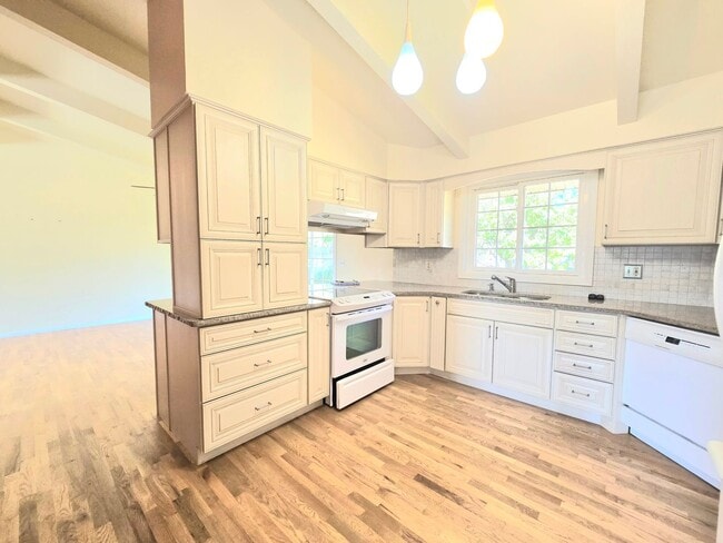 Building Photo - Charming 4-Bedroom Split-Level Home with S...
