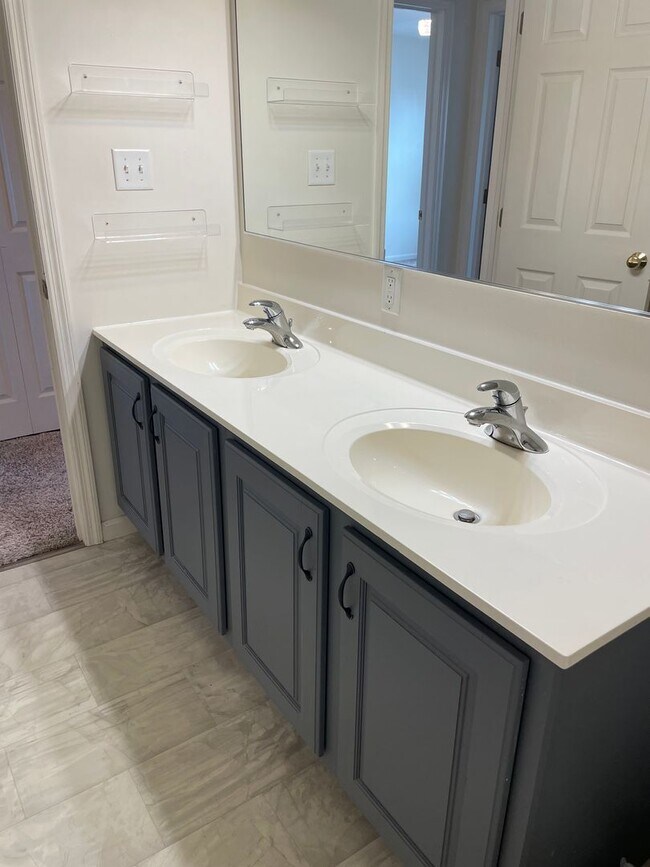 Building Photo - Beautiful Luxury Townhome in Lancaster