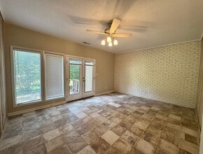 Building Photo - 2-bedroom townhouse in the Oaks!