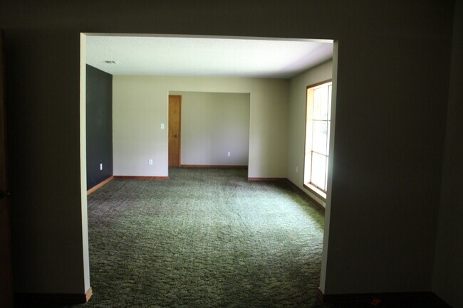 Building Photo - 185 Luther Davis Rd