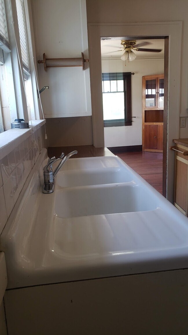 Building Photo - 803 E Flint St