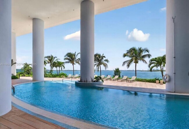 Building Photo - 700 NE 24th St