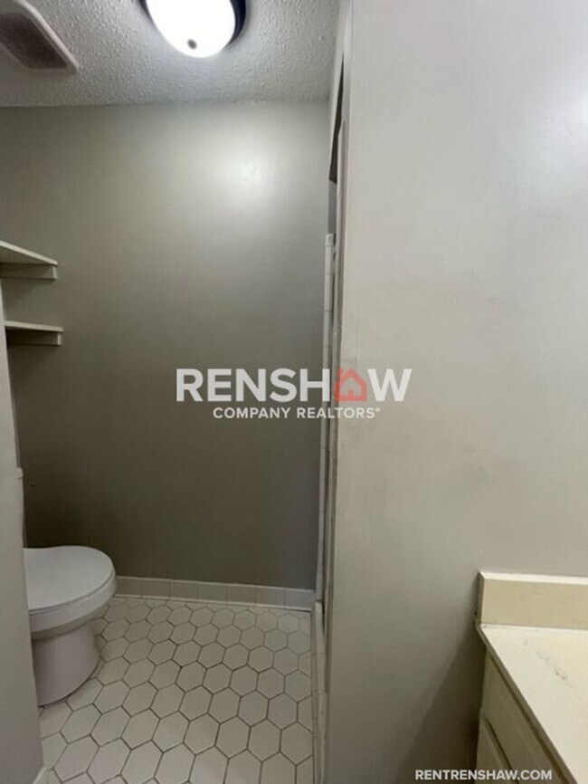 Building Photo - Unique 3 Bed / 2.5 Bath Condo - Move in Re...