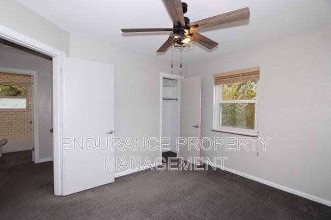 Building Photo - 1646 Raglan St