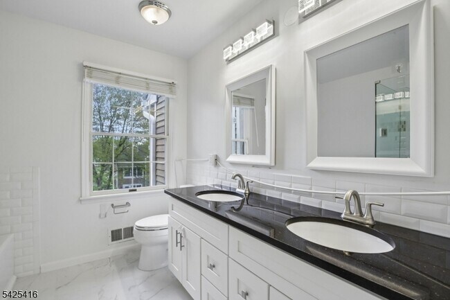 Building Photo - 14 Exeter Rd