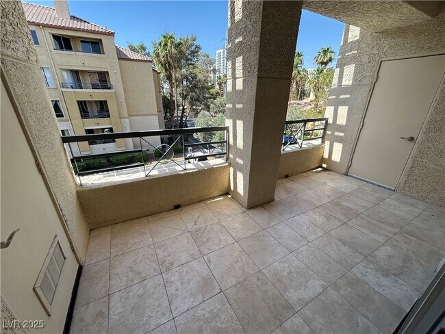 Building Photo - 260 E Flamingo Rd