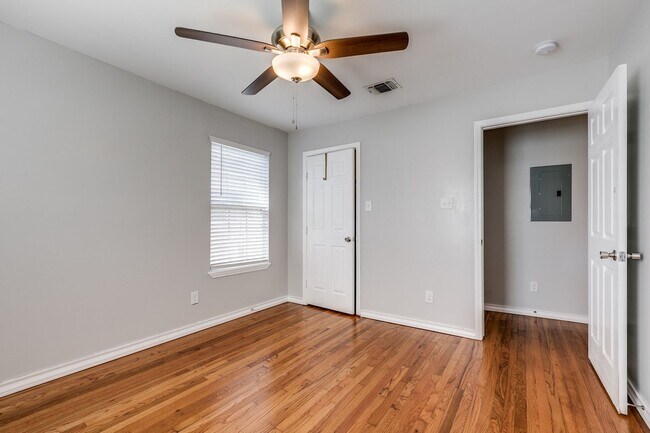 Building Photo - BLUE BONNET HILLS 3-BEDROOM
