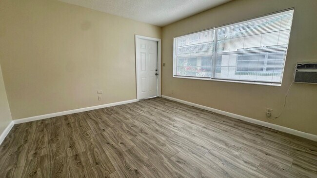 Building Photo - 719 SE 16th St