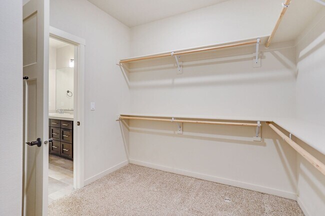 Building Photo - Polished single-level 3 bed, 2 bath home in NE Salem!