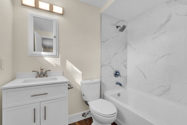 Building Photo - 4233 Mesa Dr