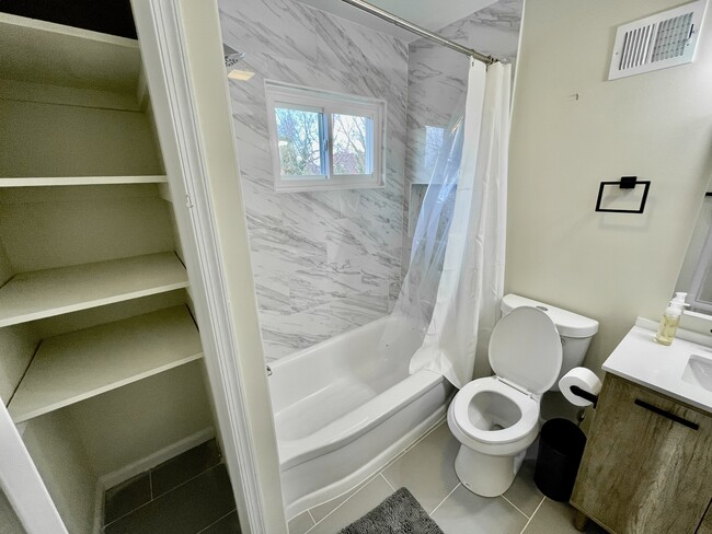 Upstairs bathroom (2) - 2308 Berkley St