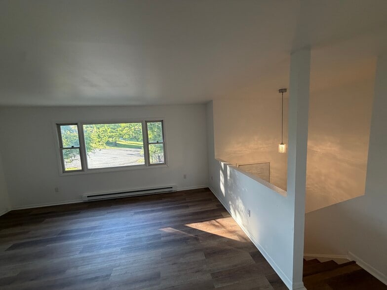 Building Photo - 10 Marlyn Dr