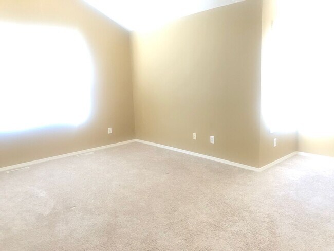 Building Photo - Great 2 BR 4 bathroom townhouse in Bloomington