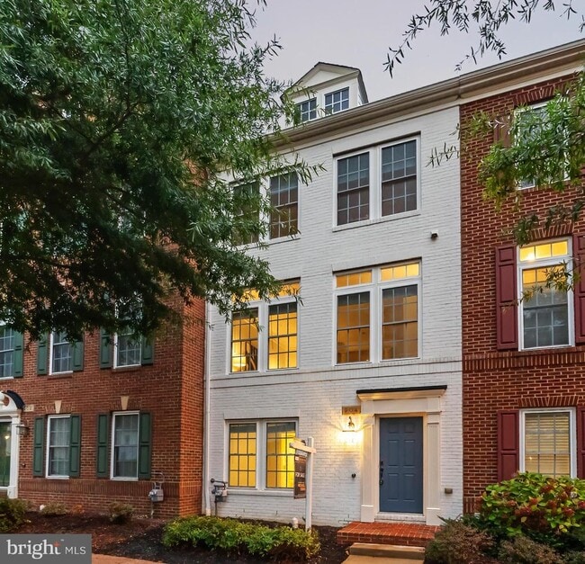 Building Photo - 904 W Glebe Rd