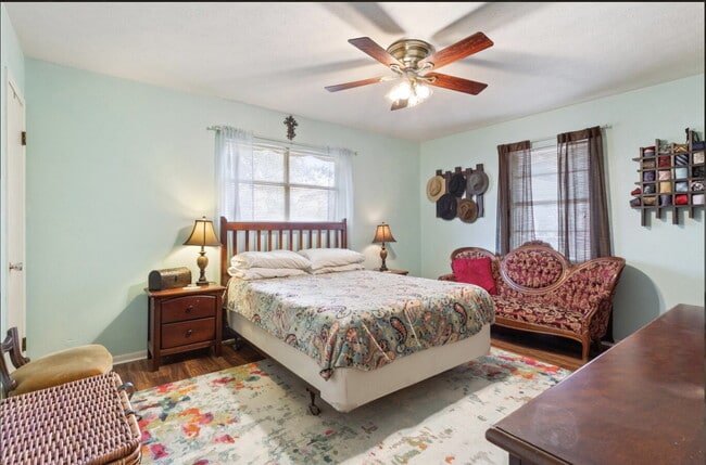 Building Photo - Charming Oak-Shaded Retreat in Woodway’s Coveted Bird Streets with Versatile Living Spaces & Work...