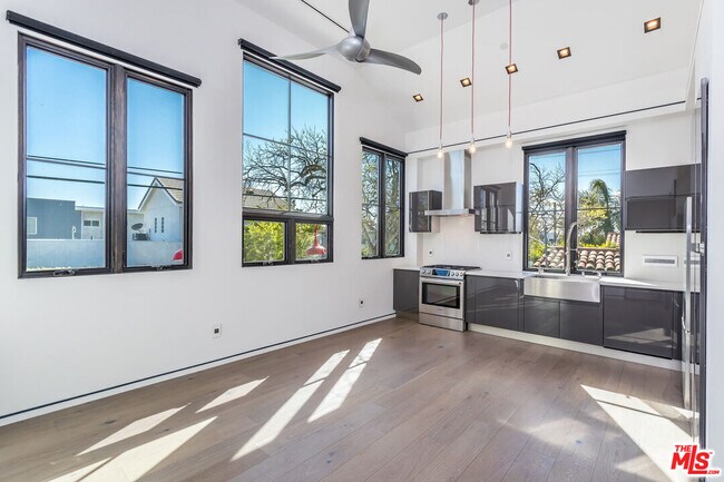 Building Photo - 601 N Crescent Heights Blvd